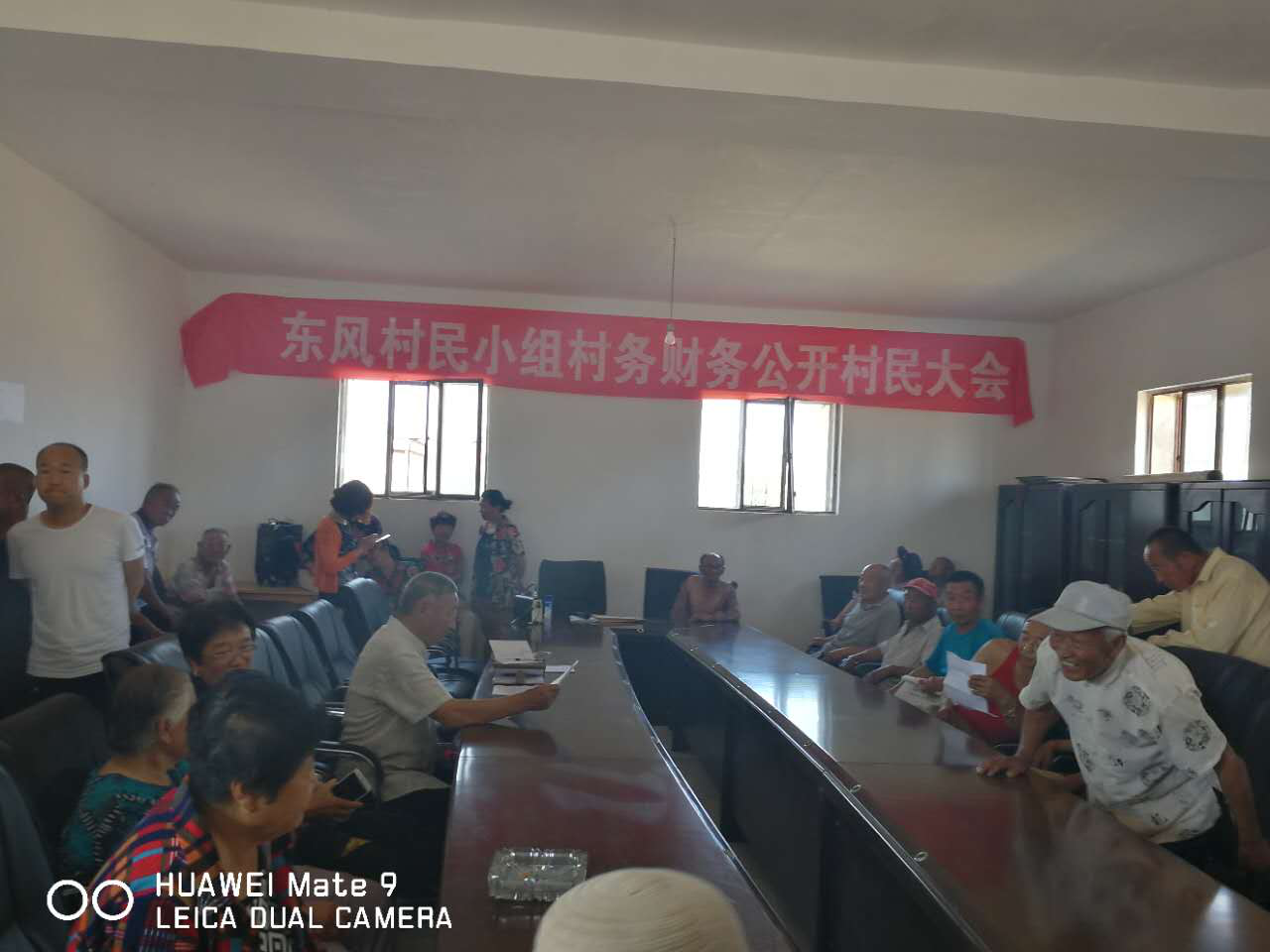 海南区民政局联合巴音陶镇政府对东兴村东风小组进行村务公开督察